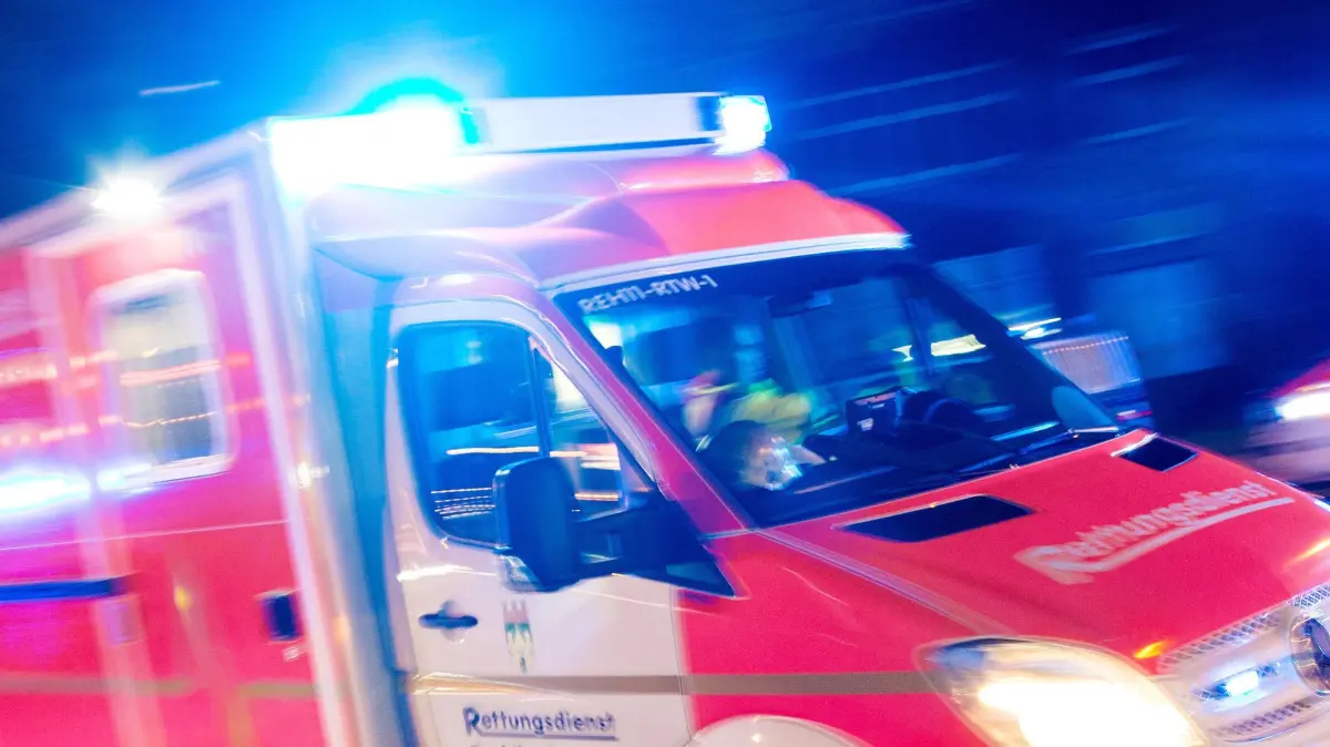 An Hitzewochenende fast 5.000 Rettungswagen-Fahrten mehr: ARCHIV - 17.10.2015, Nordrhein-Westfalen, Recklinghausen: Ein Rettungswagen der Feuerwehr fährt mit Blaulicht durch eine Straße. (zu dpa: «An Hitzewochenende fast 5.000 Rettungswagen-Fahrten mehr») Foto: Marcel Kusch/dpa +++ dpa-Bildfunk +++