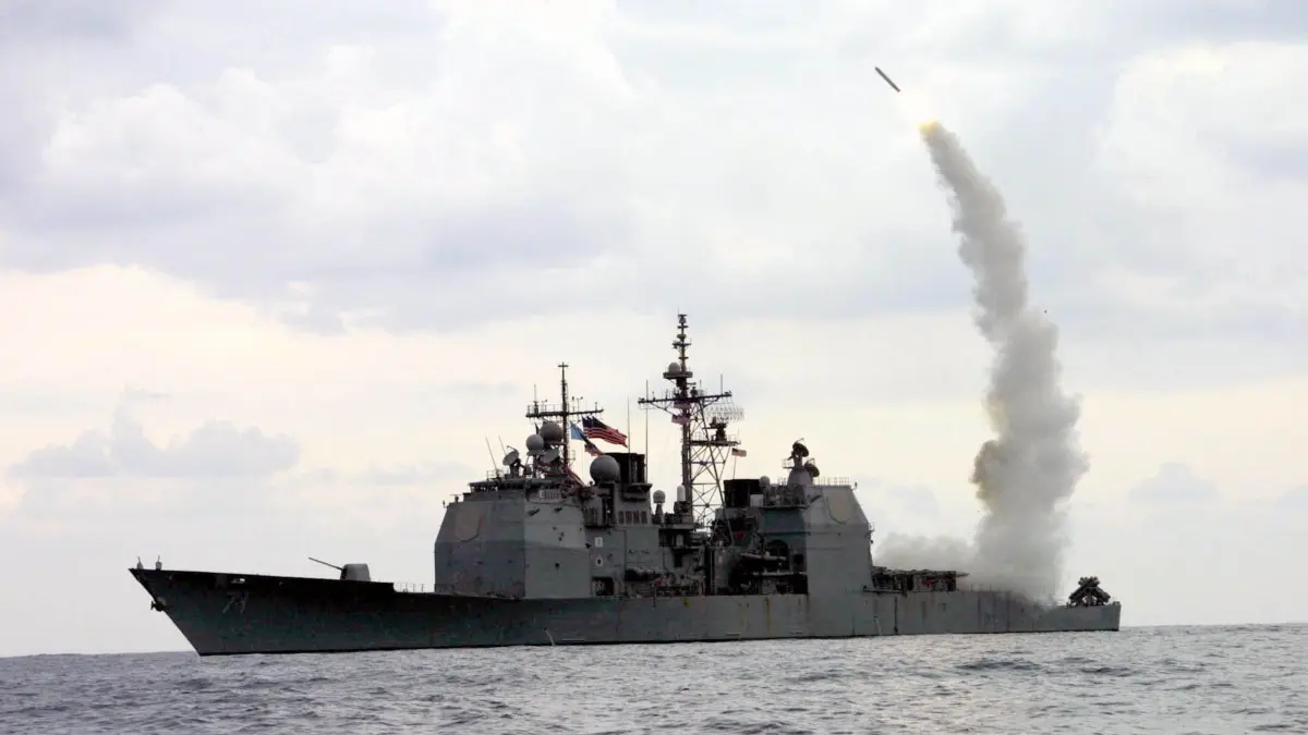 Ein Tomahawk-Marschflugkörper startet vom Lenkwaffenkreuzer USS Cape St. George im Einsatz im Mittelmeer (Archivbild).