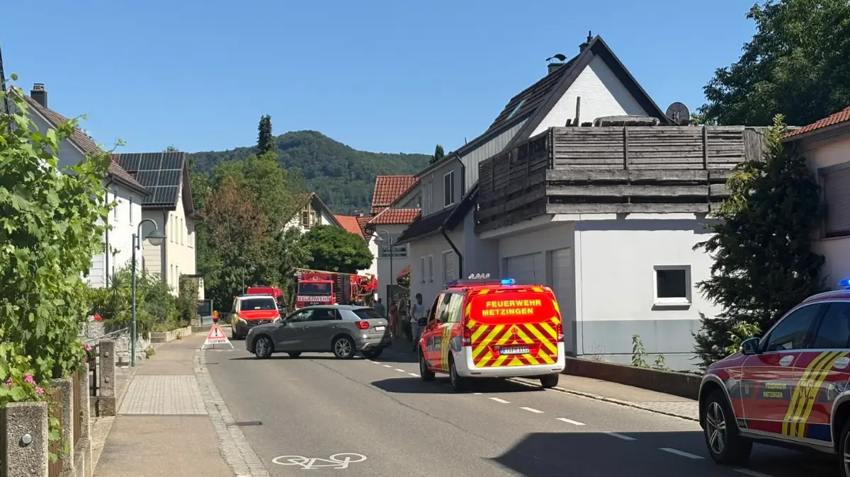 Im Gfällweg in Dettingen ist am heutigen Freitagnachmittag ein Feuer ausgebrochen.