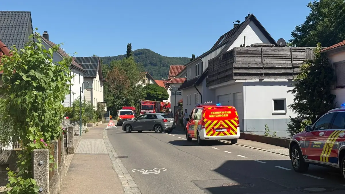 Im Gfällweg in Dettingen ist am heutigen Freitagnachmittag ein Feuer ausgebrochen.