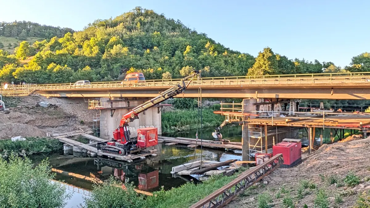 Unter die Brücke der L371 über Neckar und Neckarkanal zwischen Tübingen und Hirschau wird ein stützendes Stahlgerüst eingebaut.