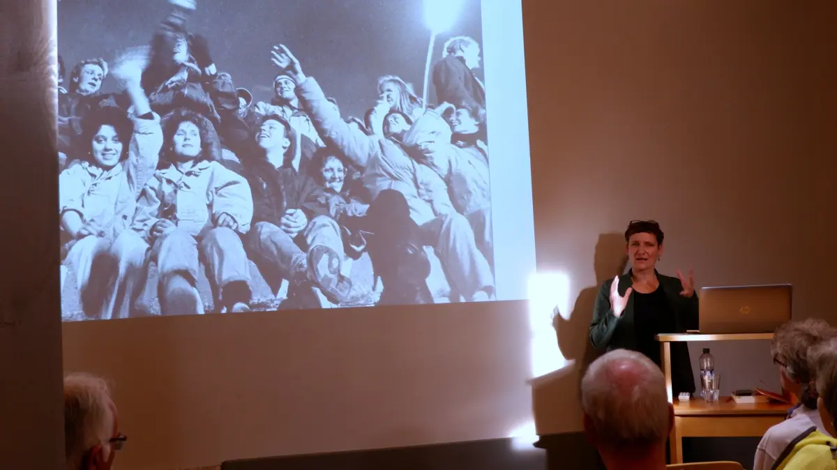 Feiernde Menschen bei der Wiedervereinigung 1989: Die Historikerin Anna Lux war im Bisinger Museum zu Besuch, um über das historische Kapitel zu sprechen – und neue Perspektiven aufzuzeigen.