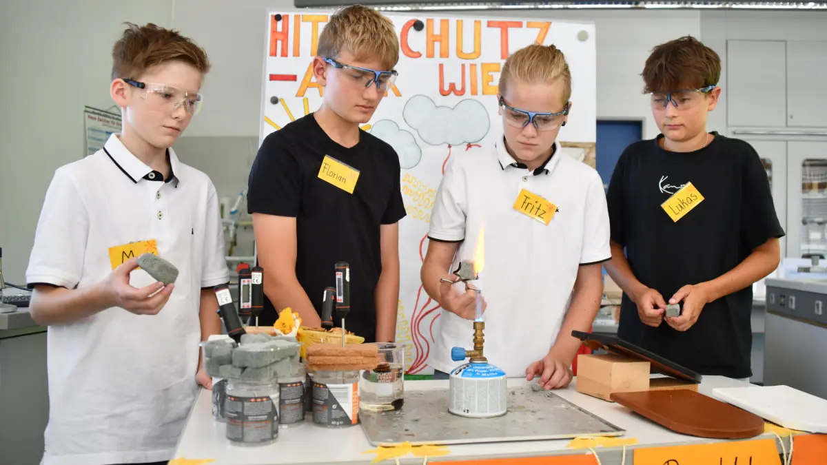 Max, Florian, Fritz und Lukas stellen die Ergebnisse ihrer Arbeitsgemeinschaft vor.