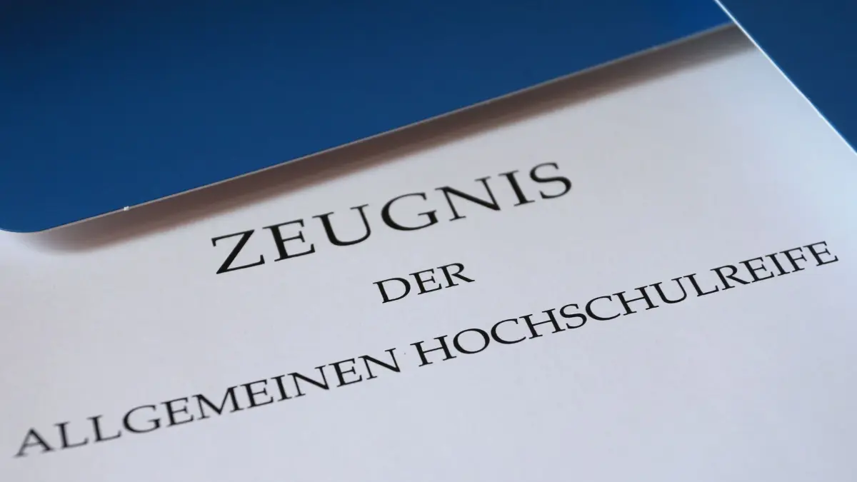 Abiturzeugnis: ARCHIV - 07.05.2019, Bayern, Kaufbeuren: Ein Zeugnis der Allgemeinen Hochschulreife liegt auf einem Tisch. (zu dpa: «900 Punkte-Abi - Aber was bringt der perfekte Schnitt?») Foto: Karl-Josef Hildenbrand/dpa +++ dpa-Bildfunk +++
