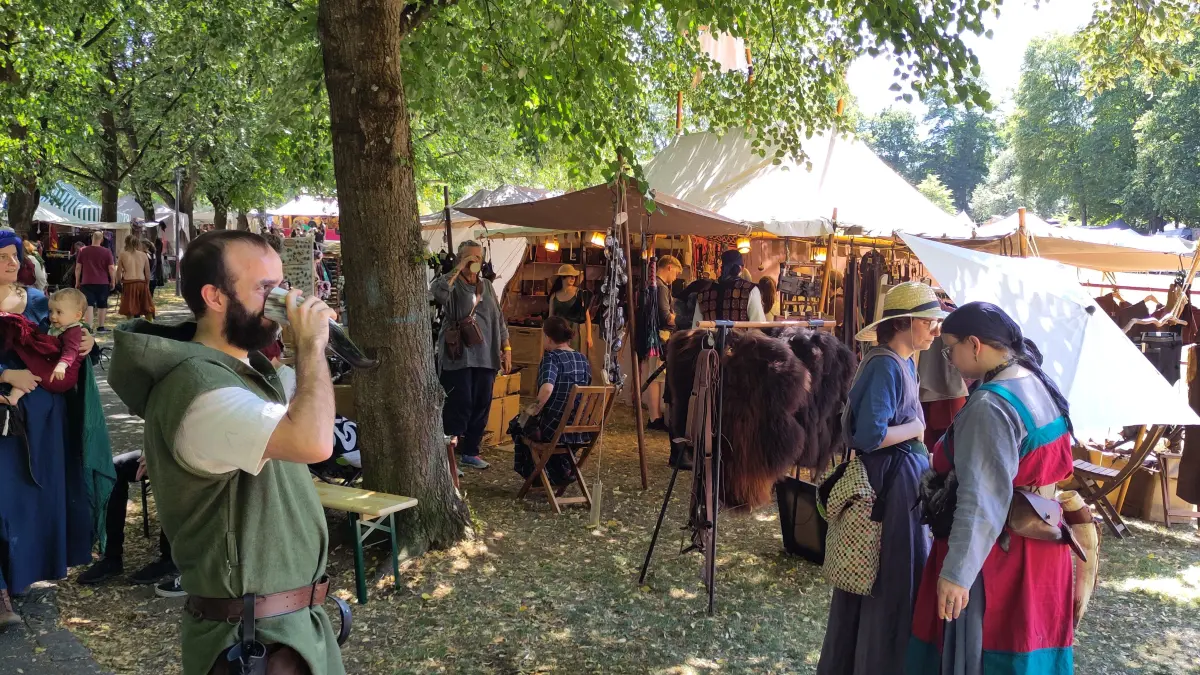 Der mittelalterliche Markt im Volkspark bietet vielfältiges historisches Angebot vom stilechten Gewand bis zum Zauberstein.