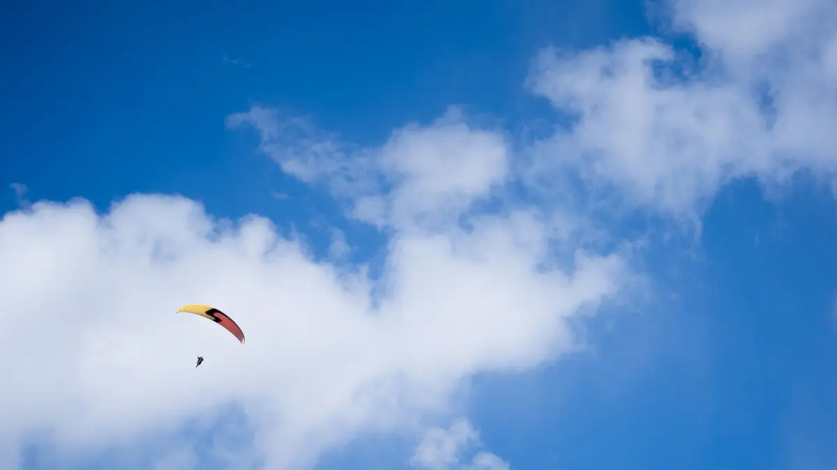 Gleitschirmunfälle in Österreich: ARCHIV - 10.04.2022, Bayern, Schlaifhausen: Ein Paraglider gleitet bei teilweise blauem Himmel durch die Luft. (zu dpa: «Deutsche stirbt bei Gleitschirm-Absturz in Österreich») Foto: Nicolas Armer/dpa +++ dpa-Bildfunk +++