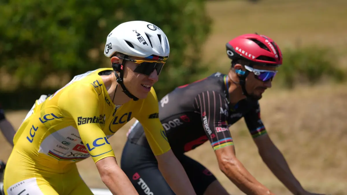 Tour de France - 8. Etappe: 11.07.2026, Frankreich, Périgueux: Radsport: UCI WorldTour - Tour de France, Périgueux - Bergerac (180,40 km), 8. Etappe: Der Slowene Tadej Pogacar, der das gelbe Trikot des Gesamtführenden trägt, und der Franzose Julian Alaphilippe fahren im Hauptfeld. Foto: Thibault Camus/AP/dpa +++ dpa-Bildfunk +++
