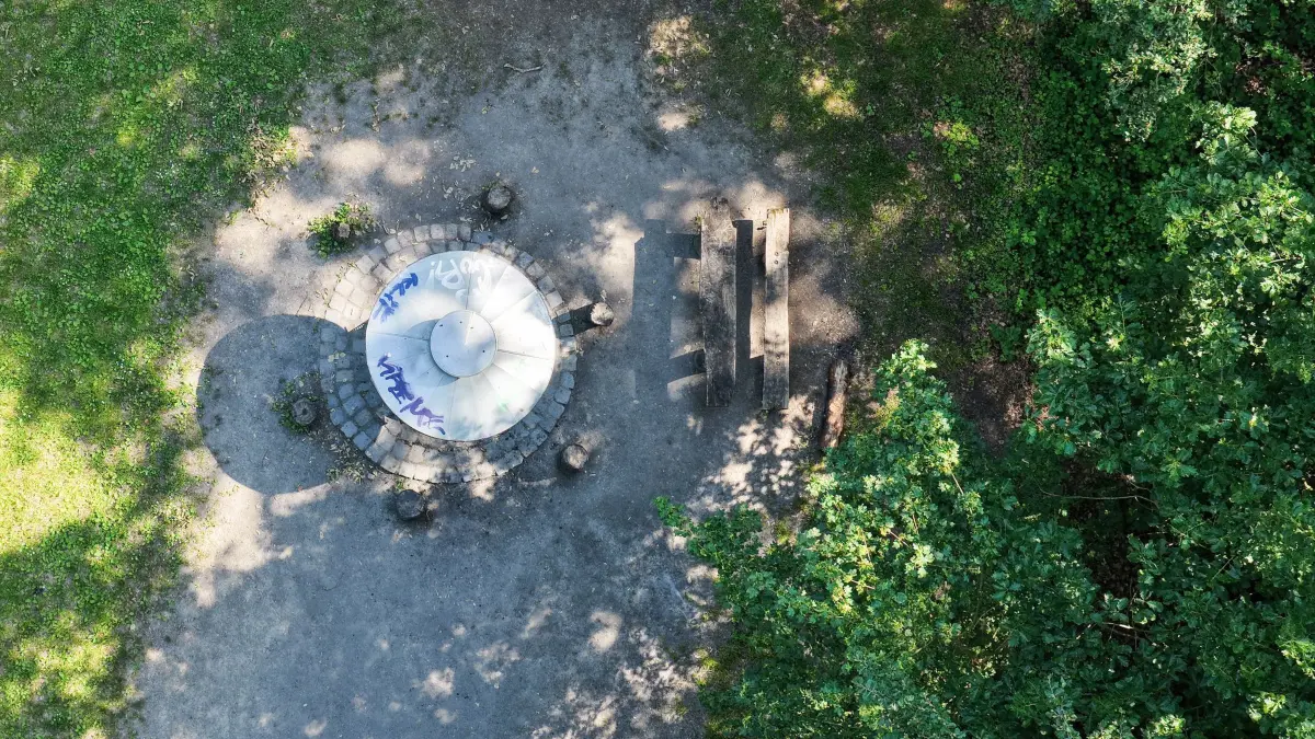 Wetter in Baden-Württemberg - Grillstelle: ARCHIV - 26.05.2026, Baden-Württemberg, Stuttgart: Eine Grillstelle liegt in einem Waldgebiet. Das trockene und warme Wetter verstärkt die Gefahr von Waldbränden speziell an Grillstellen. (Luftaufnahme mit einer Drohne) (zu dpa: «Wochenende wird sommerlich – Waldbrandgefahr hoch») Foto: Bernd Weißbrod/dpa +++ dpa-Bildfunk +++