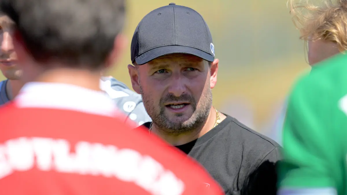 Fussball Vorbereitungsspiel | VfL Nagold vs. SSV Reutlingen: Fussball / Testspiel | VfL Nagold (weiss) vs. SSV Reutlingen (rot) // 2026-07-11 // Foto: JoBaur // Trainer Thomas Herbst (SSV Reutlingen)