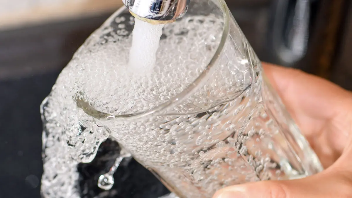 Ein Trinkglas mit Leitungswasser befüllt: ARCHIV - 08.08.2019, Brandenburg, Sieversdorf: Leitungswasser fließt aus einem Hahn. (zu dpa: «Keime im Buckower Trinkwasser ausgebreitet - Abkochgebot») Foto: Patrick Pleul/dpa-Zentralbild/dpa +++ dpa-Bildfunk +++