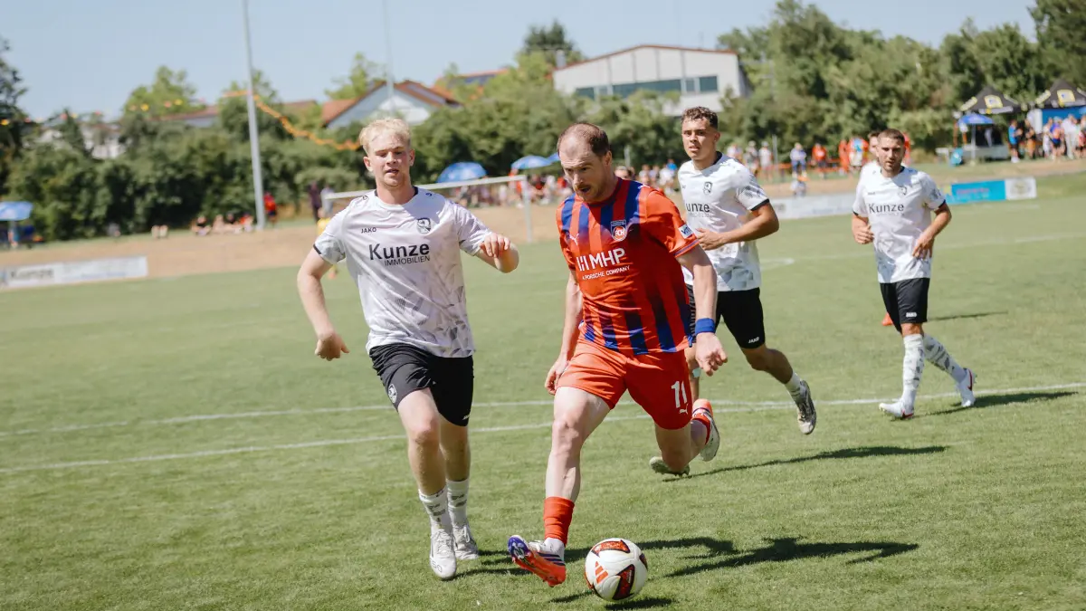 Fußball, Testspiel, SGM Langenau gegen 1. FC Heidenheim mit Trainer Bastian Heidenfelder