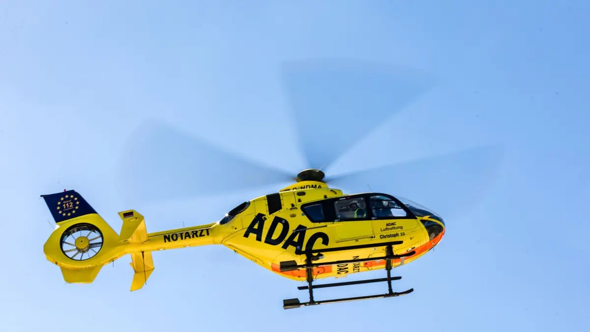 ADAC Luftrettung: ARCHIV - 18.08.2025, Brandenburg, Senftenberg: Rettungshubschrauber «Christoph 33» fliegt über der Luftrettungsstation Senftenberg. (zu dpa: «Zwei Unfälle auf A10 - Hubschrauber birgt Schwerverletzten») Foto: Frank Hammerschmidt/dpa +++ dpa-Bildfunk +++