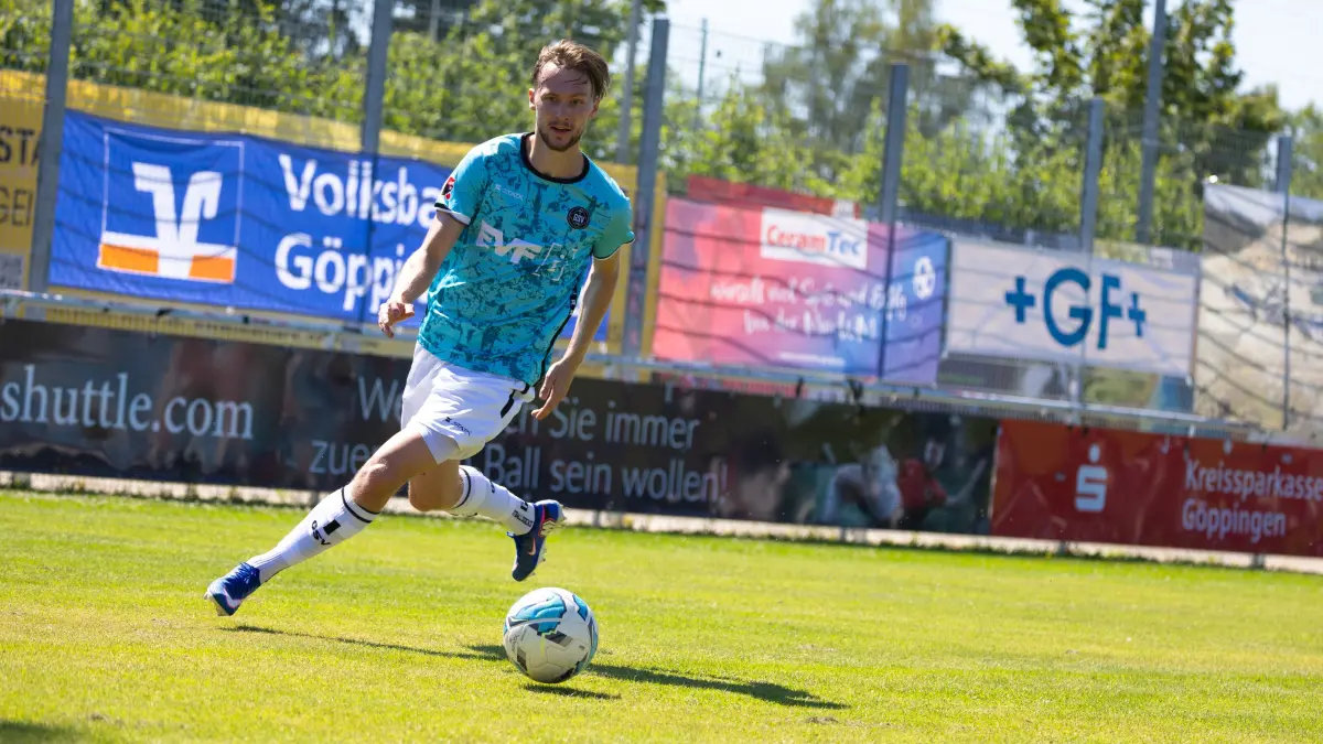 1.Göppinger SV (türkis) vs. TSG Hofherrnweiler (rot), Fußball, Landesfreundschaftsspiel, Saison 20262027, Rasensportplatz Stadion SV Göppingen, Hohenstaufen Str. 116, 73033 Göppingen, 11.07.2026 - 1100 Uhr: Max Schlotterbeck (1.Göppinger SV #27)
1.Göppinger SV (türkis) vs. TSG Hofherrnweiler (rot), Fußball, Landesfreundschaftsspiel, Saison 20262027, Rasensportplatz Stadion SV Göppingen, Hohenstaufen Str. 116, 73033 Göppingen, 11.07.2026 - 1100 Uhr,
Foto: PhotoPeet / Sport- & Eventfotografie / Peter Harich