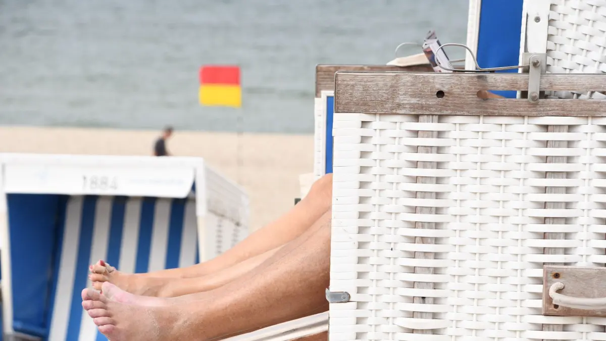 Sommerwetter erreicht den Norden: 11.07.2026, Schleswig-Holstein, Sylt, Westerland: Ein Mann und eine Frau sitzen am Samstag in einem Strandkorb am Strand von Westerland (Sylt). Angesichts teils großer Hitze in Deutschland suchen einige Menschen jetzt Abkühlung auf der Nordseeinsel. Foto: Lea Albert/dpa +++ dpa-Bildfunk +++