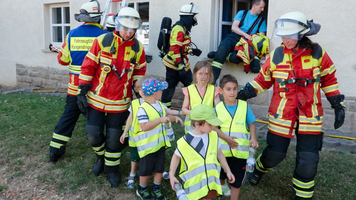 Bei ihrer Jahreshauptübung probte die Rangendinger Feuerwehr die Rettung von Kindern und Lehrkräften aus dem Schulhaus.