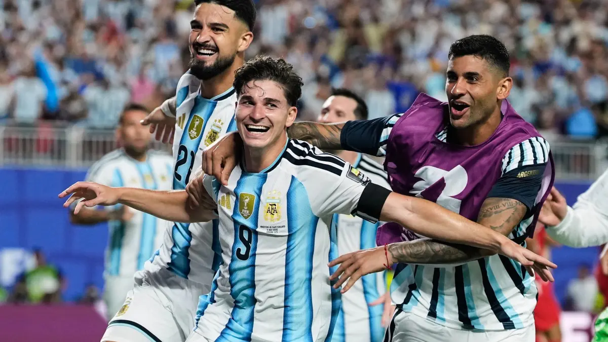 WM 2026 - Argentinien - Schweiz: 11.07.2026, USA, Kansas City: Fußball, Männer, WM 2026, Argentinien - Schweiz, Viertelfinale, Kansas-City-Stadion, Julian Alvarez (Argentinien, M) jubelt nach seinem Tor zum 2:1 mit den Teamgefährten. Foto: Charlie Riedel/AP/dpa +++ dpa-Bildfunk +++