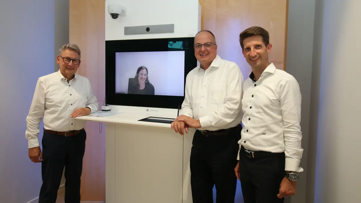 Volksbank Alb renovierte Filiale Langenau digitaler Videoservice Vorstandsmitglieder Oliver Velten (links) Marcus Vögl und Sascha Ersinger (rechts) mit Mitarbeiterin Juliane Balz