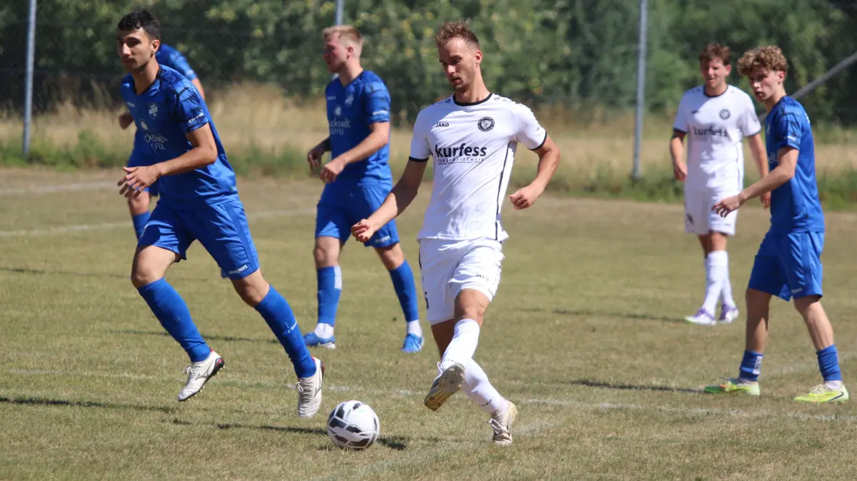 Fußball, SC Geislingen siegt mit 3:2 bei der SSG Ulm 99; am Ball Lukas Ziegler