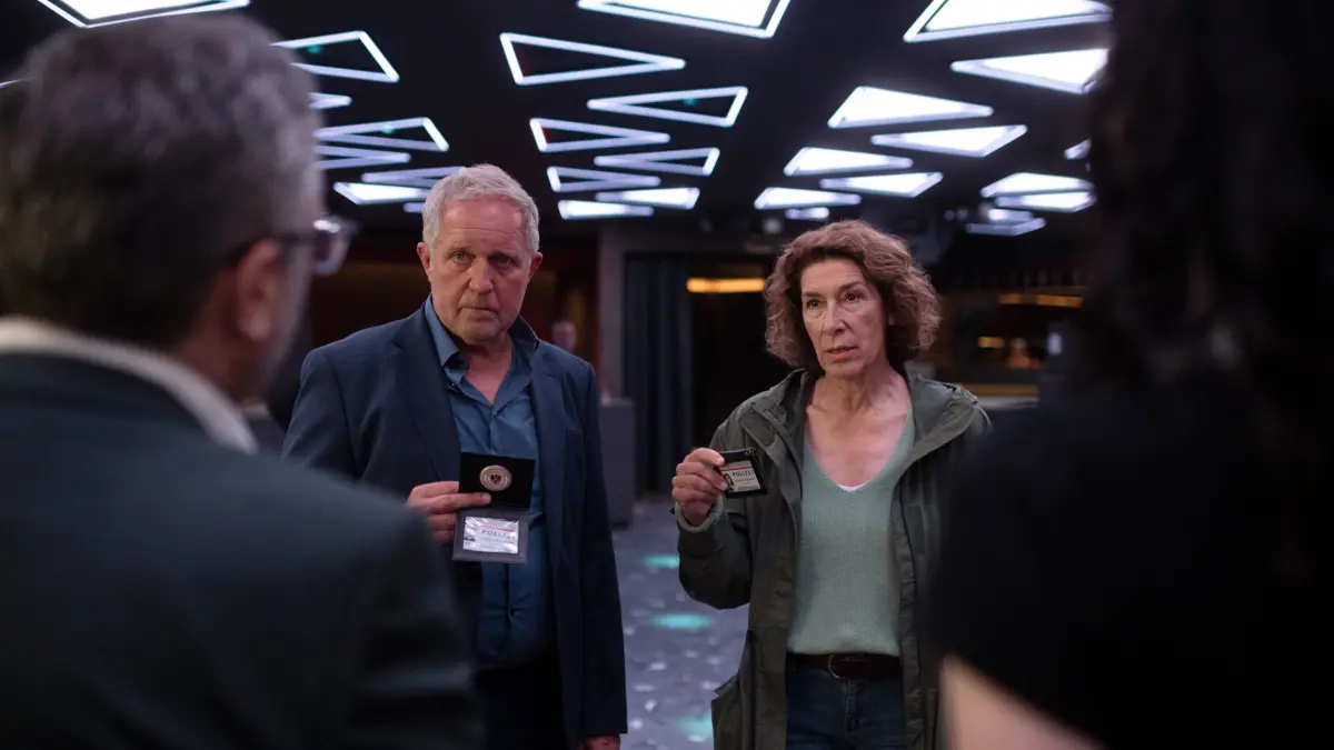 Im „Tatort: Azra“ ermitteln die Wiener Kommissare Moritz Eisner (Harald Krassnitzer, 2.v.l.) und Bibi Fellner (Adele Neuhauser, r.) im Clan-Milieu.