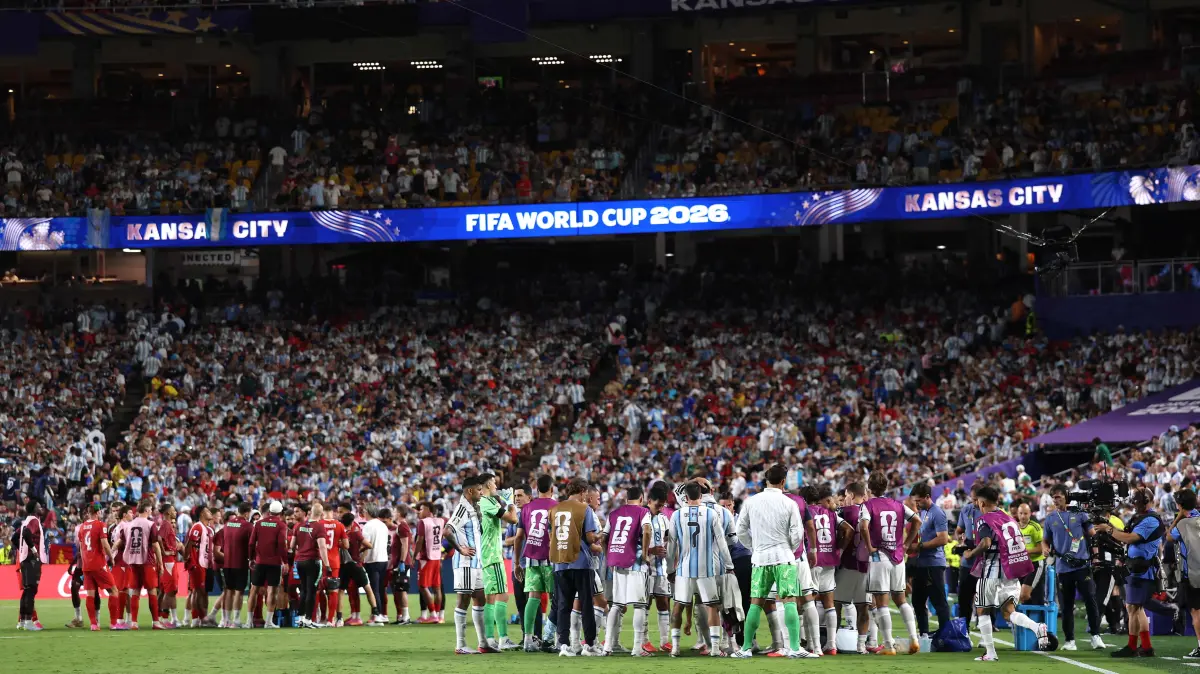 Argentina v Switzerland: Quarter Final - FIFA World Cup 2026: KANSAS CITY, MISSOURI - JULY 11: Players huddle during a hydration break in the FIFA World Cup 2026 Quarter Final match between Argentina and Switzerland at Kansas City Stadium on July 11, 2026 in Kansas City, Missouri. Carl Recine/Getty Images/AFP (Photo by Carl Recine / GETTY IMAGES NORTH AMERICA / Getty Images via AFP)