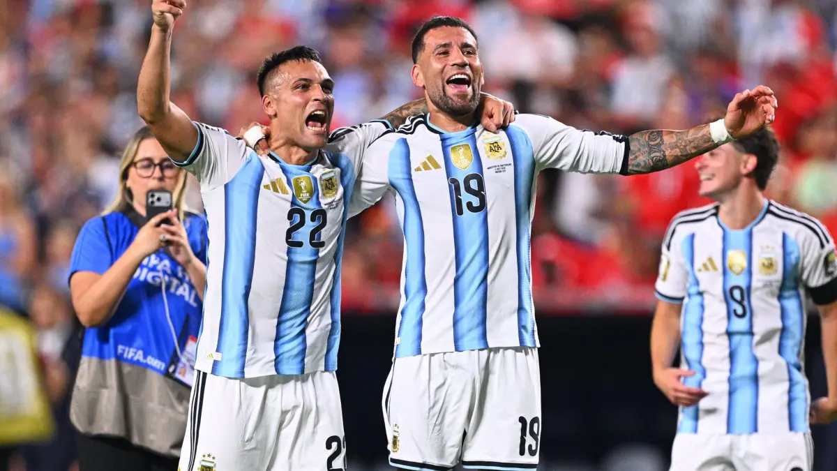 WM 2026 - Argentinien - Schweiz: 11.07.2026, USA, Kansas City: Fußball, Männer, WM 2026, Argentinien - Schweiz, Viertelfinale, Kansas-City-Stadion, Lautaro Martínez (Argentinien, l) und Nicolás Otamendi (Argentinien) jubeln nach dem Sieg. ACHTUNG: Gemäß den Auflagen der FIFA dürfen die Bilder ausschließlich zur redaktionellen Verwendung genutzt werden. Eine kommerzielle Nutzung ist ausgeschlossen. Zudem dürfen keine videoähnlichen Sequenzen erstellt werden, und es dürfen keine Veränderungen weder im Vordergrund noch im Hintergrund am Bild vorgenommen werden. Foto: Tom Weller/dpa +++ dpa-Bildfunk +++