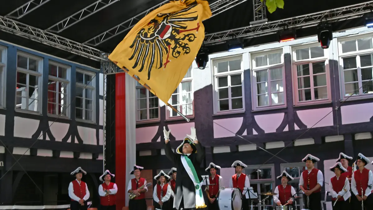 Lebendige Tradition aus reichsstädtischer Zeit: Zum Reutlinger Schwörsonntag gehört auch der Auftritt des Fahnenflaigers Thomas Walker auf der Bühne im Hof des Friedrich-List-Gymnasiums.