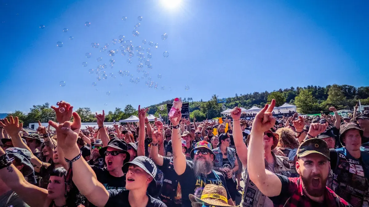 4999 Menschen passen auf das Gelände. Und manchmal sieht man erst von vorne, was das bedeutet: Sommer, Sonne, schwarze Shirts und erstaunlich viele glückliche Gesichter.