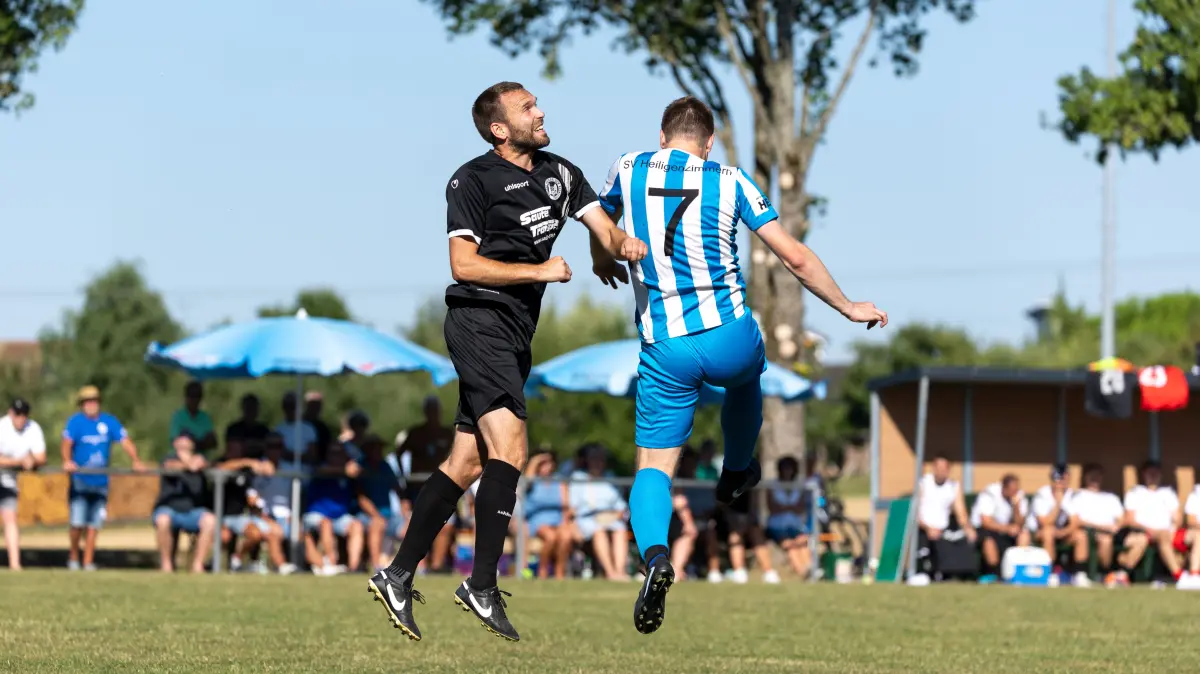 Pokalfinale Eyachpokal: SV Heiligenzimmern vs. SG Trillfingen-Stetten, Fußball, Saison 2024/2025, 12.07.26 : Adrian Stehle (SG Trillfingen-Stetten, #04)Jonas Huber (SV Heiligenzimmern, #07)
Pokalfinale Eyachpokal: SV Heiligenzimmern vs. SG Trillfingen-Stetten, Fussball Eyachpokal, Pokalfinale, 2026, 12.07.26
Foto: Kirsten Jäger/Eibner-Pressefoto/