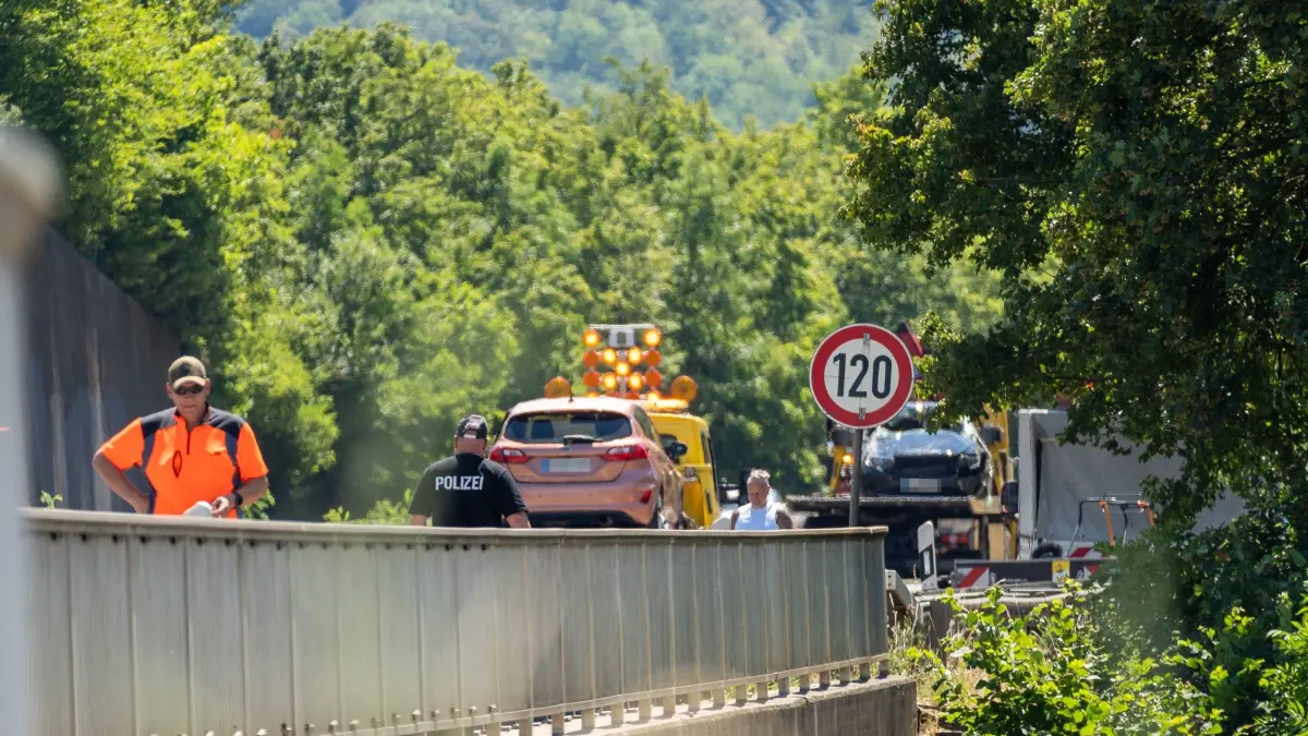 Die beiden Unfallautos wurden vom Abschleppdienst geborgen. Die B 27 bei Hechingen war für die Unfallaufnahme stundenlang gesperrt. Die Rettungskräfte waren im Großeinsatz.