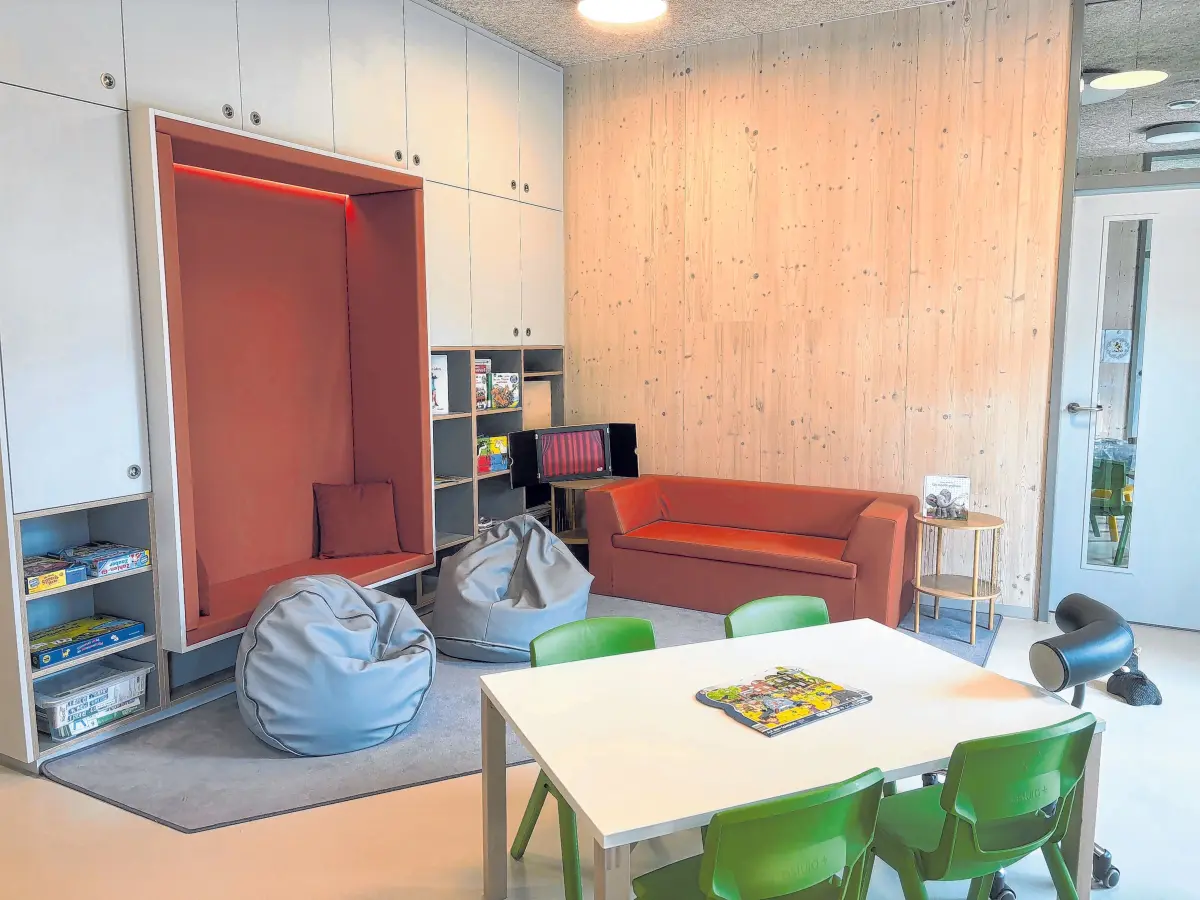 Mit der neuen Kindertagesstätte Endingen wurde ein modernes, funktionales und zugleich zukunftsorientiertes Gebäude geschaffen. Die Einrichtung bietet Kindern einen zeitgemäßen Ort zum Spielen, Lernen und Wachsen – sowohl in den Außenanlagen als auch in den Innenräumen, wie etwa der Bibliothek (Mitte). ⇥Fotos: Stadt Balingen