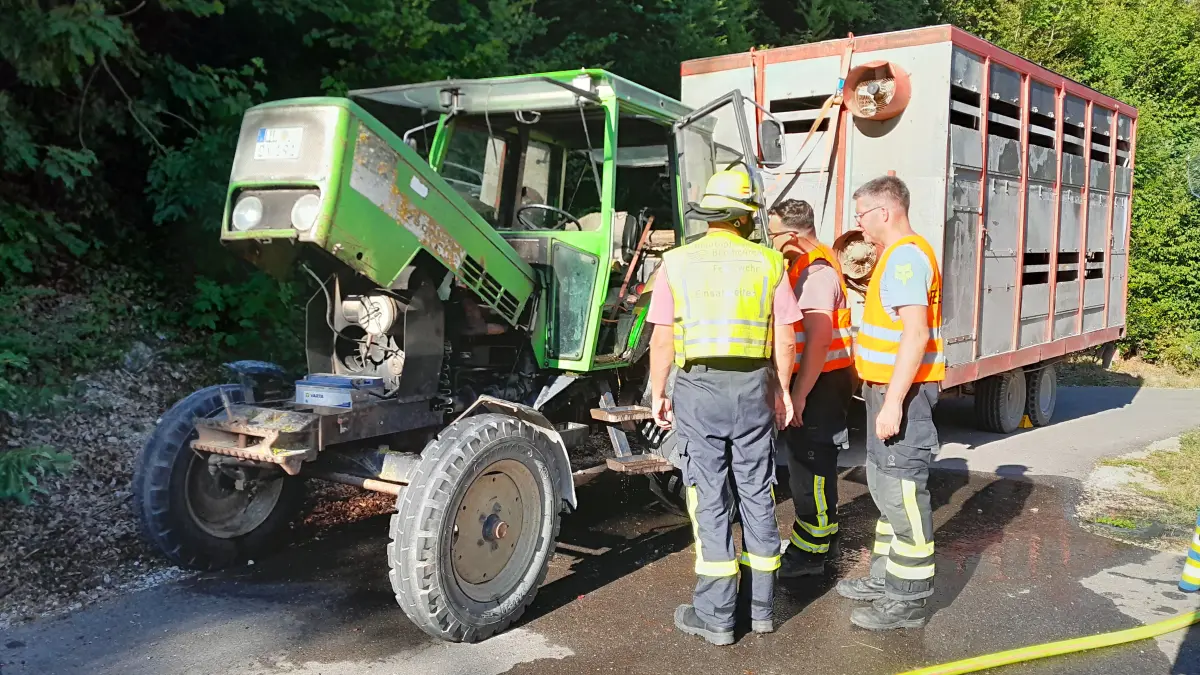 Brand eines Traktors auf der B28 bei Blaubeuren am Sonntagabend, 12. Juli.