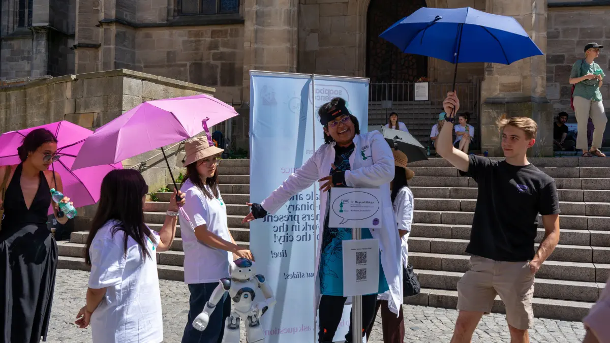 Dr. Mayumi Mohan vom Max-Planck-Institut für Intelligente Systeme hatte einen Roboter mit auf den Holzmarkt gebracht.