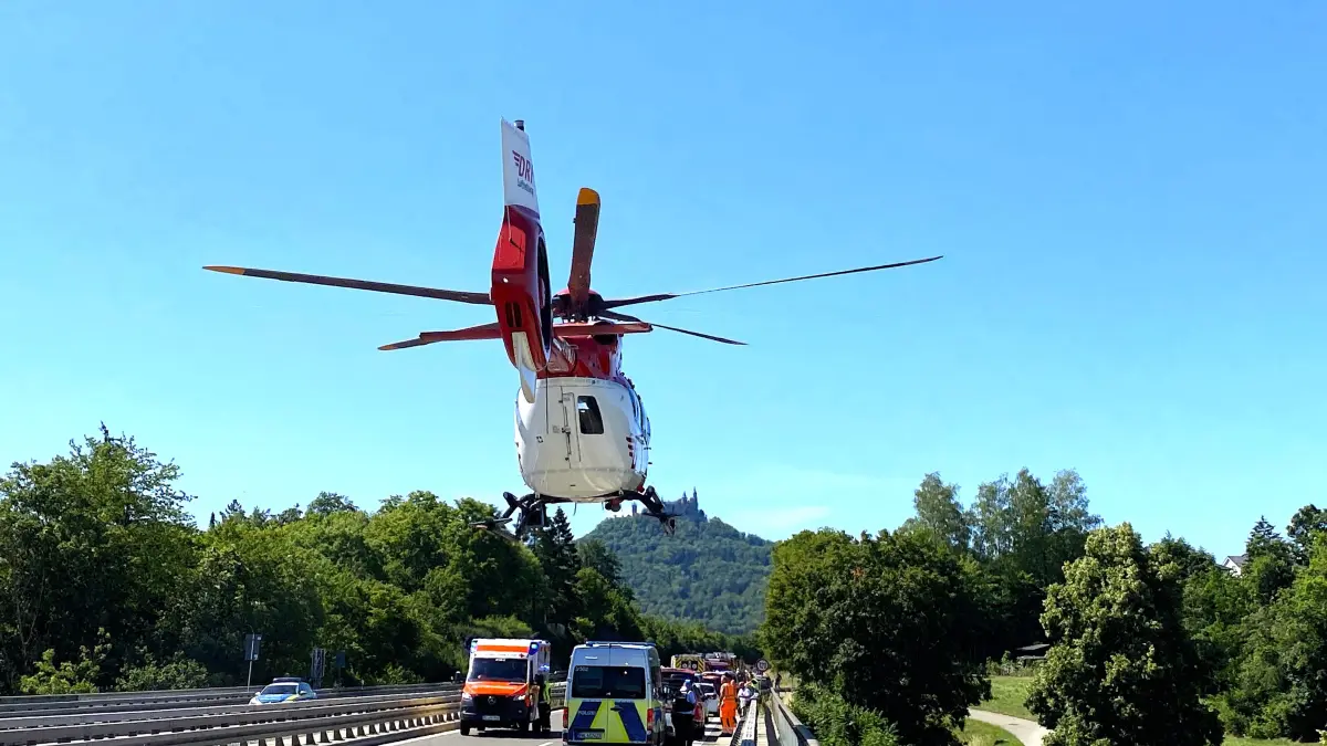 Mit dem Rettungshubschrauber wurde ein Schwerverletzter in ein Krankenhaus geflogen. Er startet von der B27 bei der Anschlussstelle Hechingen-Mitte.