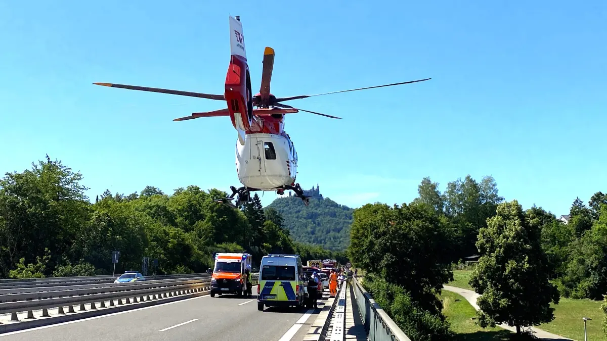 Mit dem Rettungshubschrauber wurde ein Schwerverletzter in ein Krankenhaus geflogen. Er startet von der B27 bei der Anschlussstelle Hechingen-Mitte.