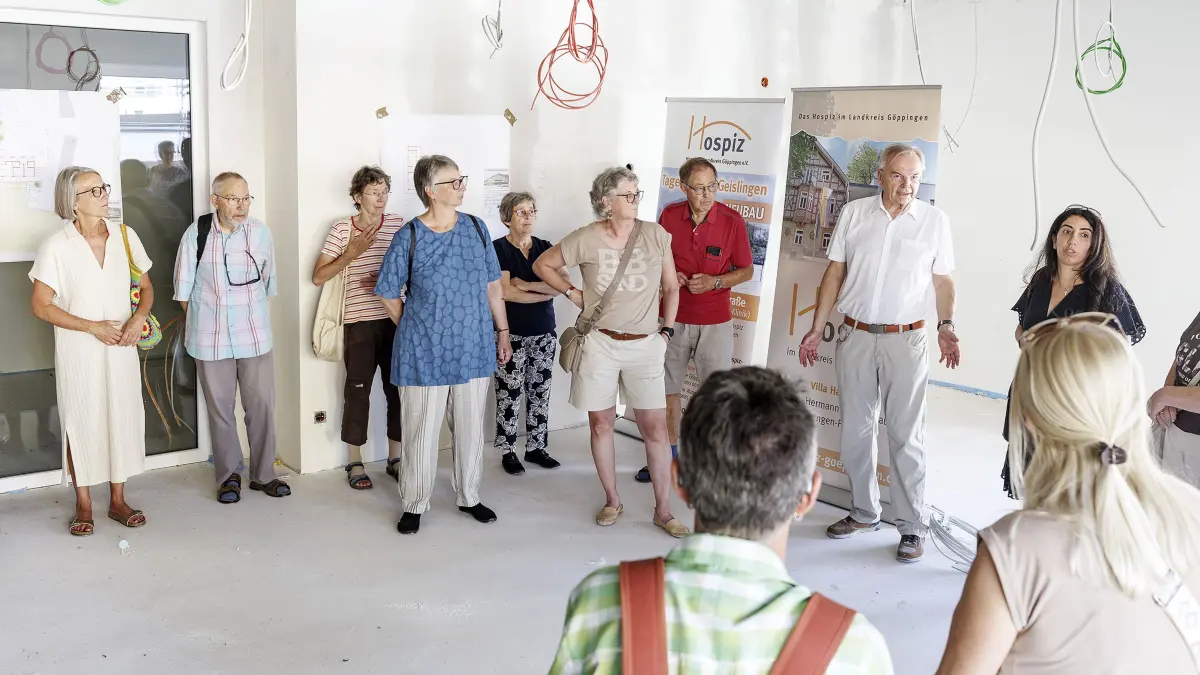 Baustellenbesichtigung im Neubau des Geislinger Hospizes. Am Samstag, dem 11. Juli 2026 fand von 10:30 Uhr bis 12:00 Uhr ein „Tag der offenen Baustelle“ für die Bevölkerung im Neubau des Geislinger Hospizes statt. Georg Kolb (stellvertretender Vorsitzender und ehrenamtlicher Geschäftsführer des Vereins „Hospiz im Landkreis Göppingen e. V.“, Marta Alfia (Hospizleiterin im Hospiz in Göppingen und Geislingen) und die künftige Pflegedienstleiterin am Standort Geislingen, Gabi Wittlinger, führten eine Gruppe von ca. 40 interessierten Besuchern durch den Neubau des Geislinger Hospizes in der Heidenheimer Straße.