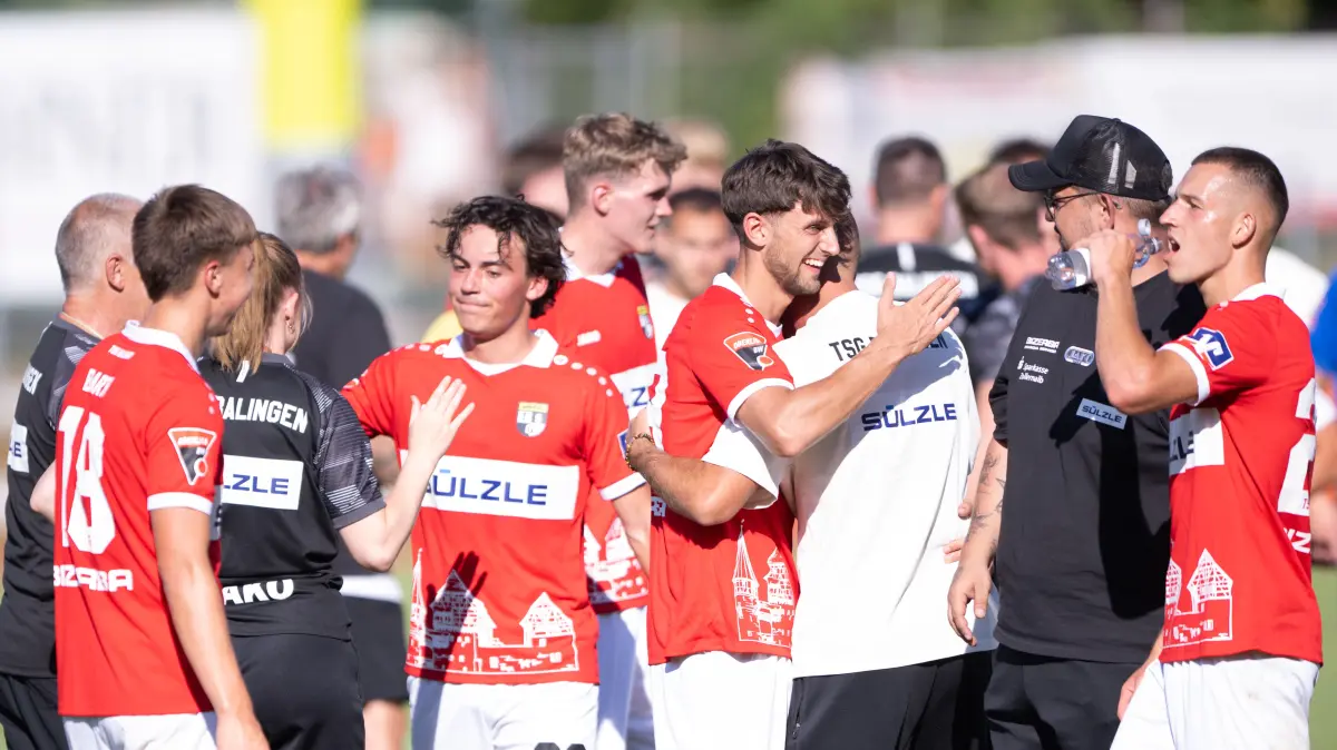 MEY Generalbau Cup 2026, Fussball, Finalspiele, Saison 2026, 12.07.2026,: Jonas Fritschi (TSG Balingen, #29) der Schuetze des entscheidemden Tors, wird geherzt, Mitte
MEY Generalbau Cup 2026, Fussball, Finalspiele, Saison 2026, 12.07.2026,
Eibner-Pressefoto/Andreas Ulmer