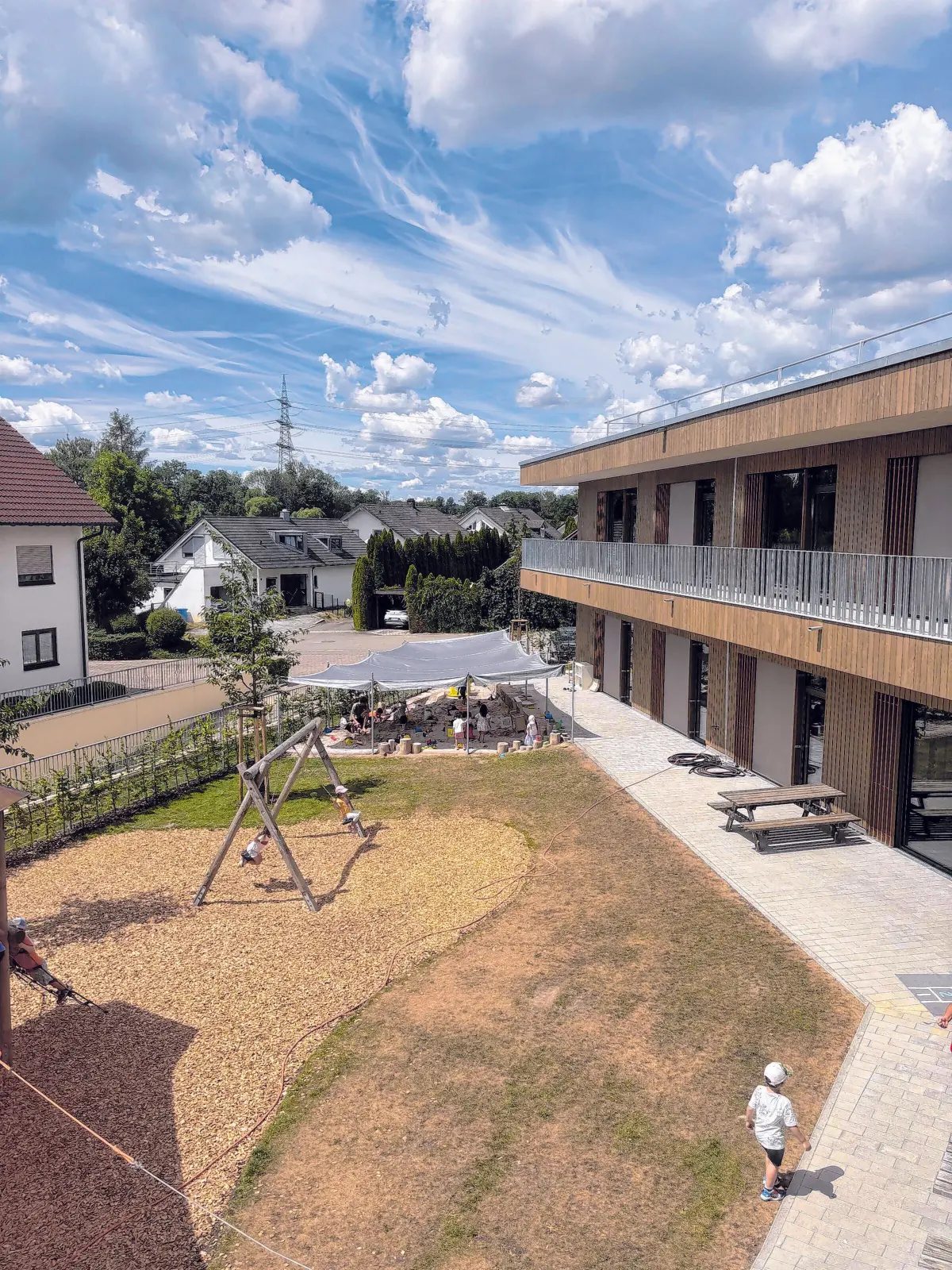 Mit der neuen Kindertagesstätte Endingen wurde ein modernes, funktionales und zugleich zukunftsorientiertes Gebäude geschaffen. Die Einrichtung bietet Kindern einen zeitgemäßen Ort zum Spielen, Lernen und Wachsen.