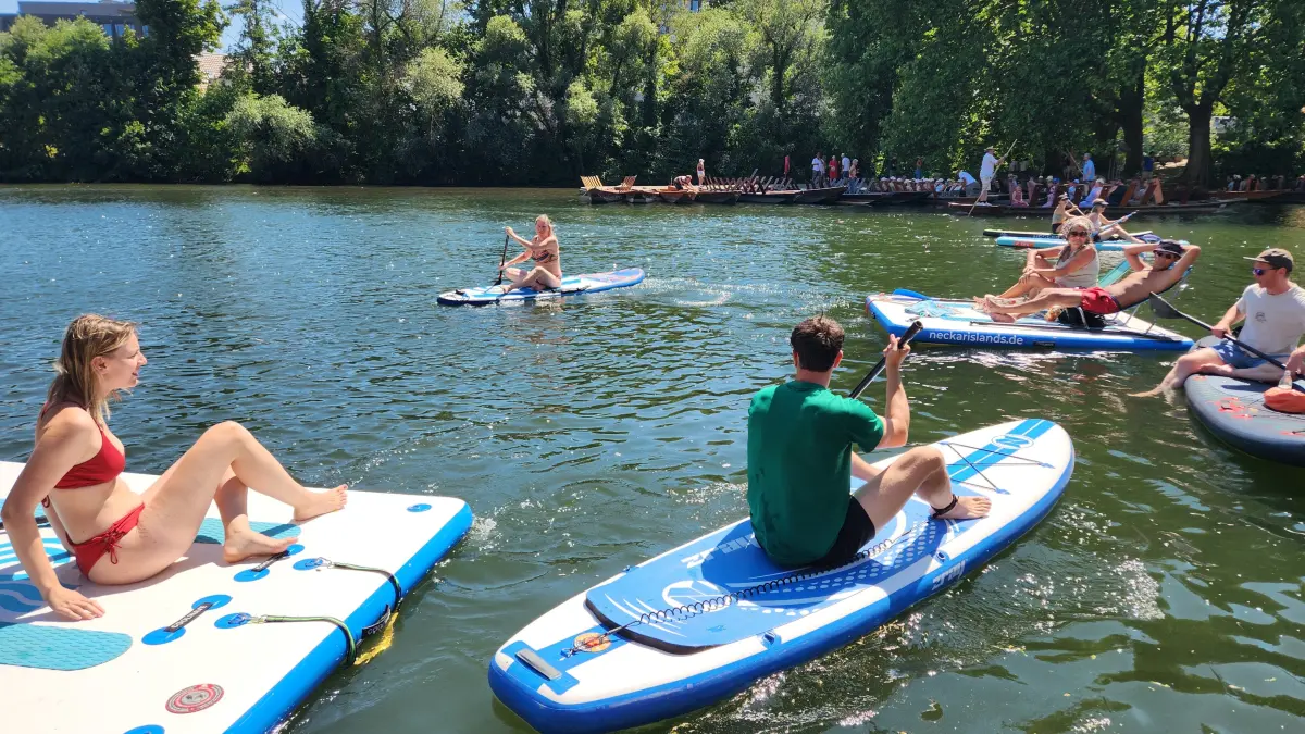 Auf SUP-Boards, Flößen und Booten protestierten die Teilnehmerinnen und Teilnehmer der Aktion "Big Jump" für eine bessere Wasserqualität im Neckar. Nur ganz wenige trauten sich ins Wasser.