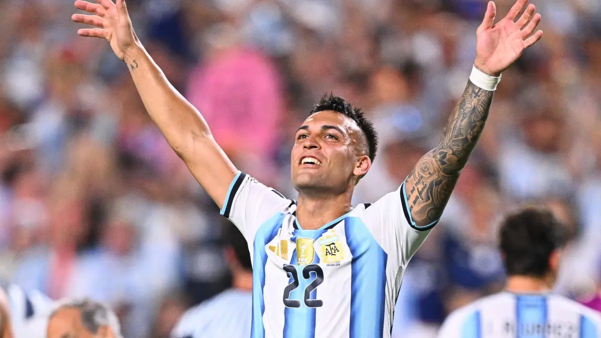 WM 2026 - Argentinien - Schweiz: 11.07.2026, USA, Kansas City: Fußball, Männer, WM 2026, Argentinien - Schweiz, Viertelfinale, Kansas-City-Stadion, Lautaro Martínez (Argentinien) bejubelt den Sieg. ACHTUNG: Gemäß den Auflagen der FIFA dürfen die Bilder ausschließlich zur redaktionellen Verwendung genutzt werden. Eine kommerzielle Nutzung ist ausgeschlossen. Zudem dürfen keine videoähnlichen Sequenzen erstellt werden, und es dürfen keine Veränderungen weder im Vordergrund noch im Hintergrund am Bild vorgenommen werden. Foto: Tom Weller/dpa +++ dpa-Bildfunk +++