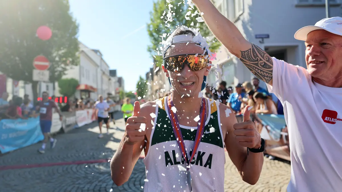 Der Mann, der einst in Alaska studiert hat, nahm die Eisdusche dankend hin. Dominik Notz hat im Halbmarathon alles gegeben, was aufzutreiben war.