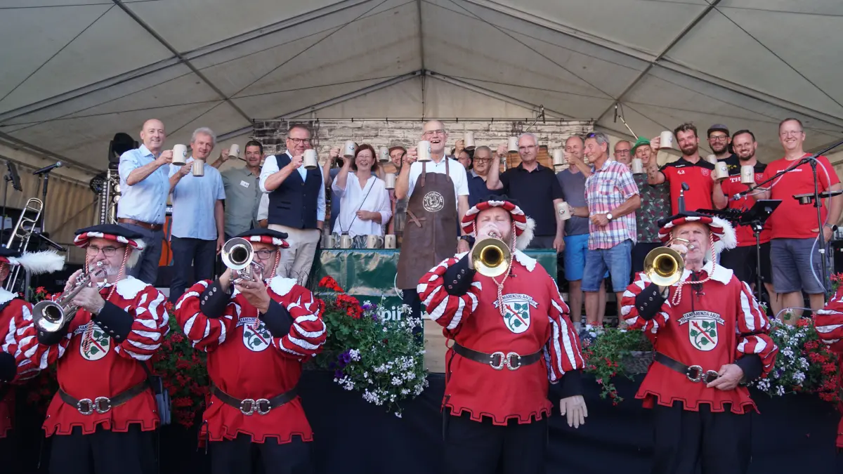 Der Fassanstich ist geglückt: Das Dornstetter Stadtfest kann beginnen.