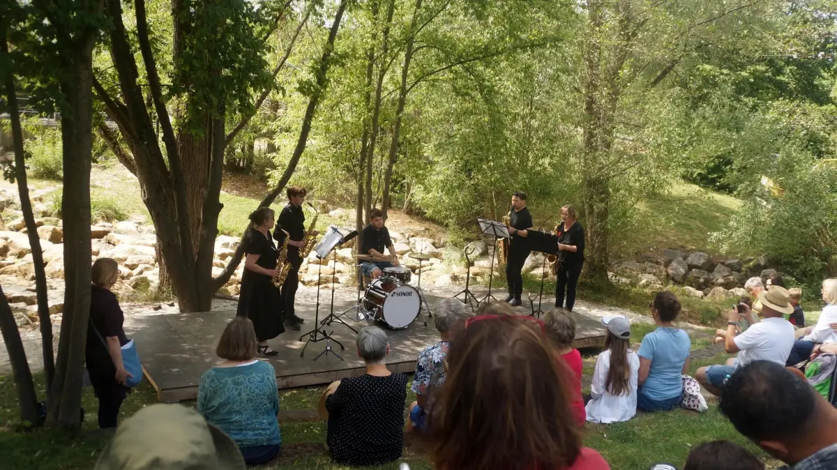 Der Steinlachstrand ist seit zehn Jahren regelmäßig die Kulisse sommerlicher Konzerte. Wie hier bei einem Auftritt der Jugendmusikschule Steinlach im Jahr 2023. (Archivfoto)