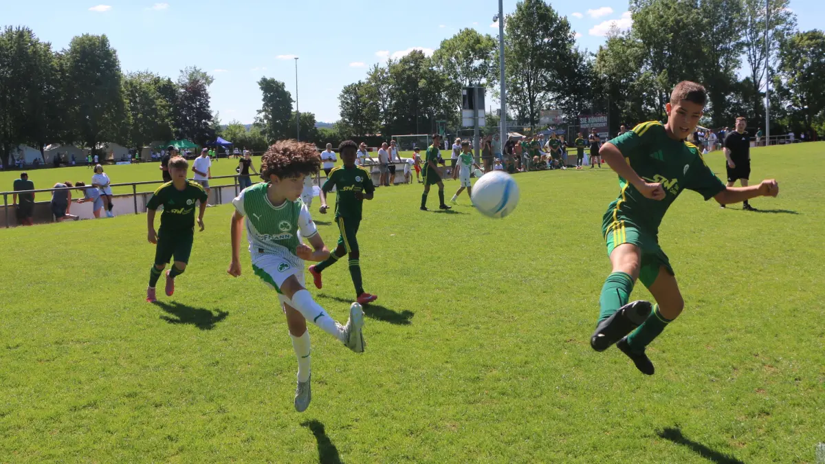 Die D-Junioren des Gatgeberteams SGM Altenmünster/Onolzheim (grün) erkämpfen sich gegen Greuther Fürth ein torloses Remis.