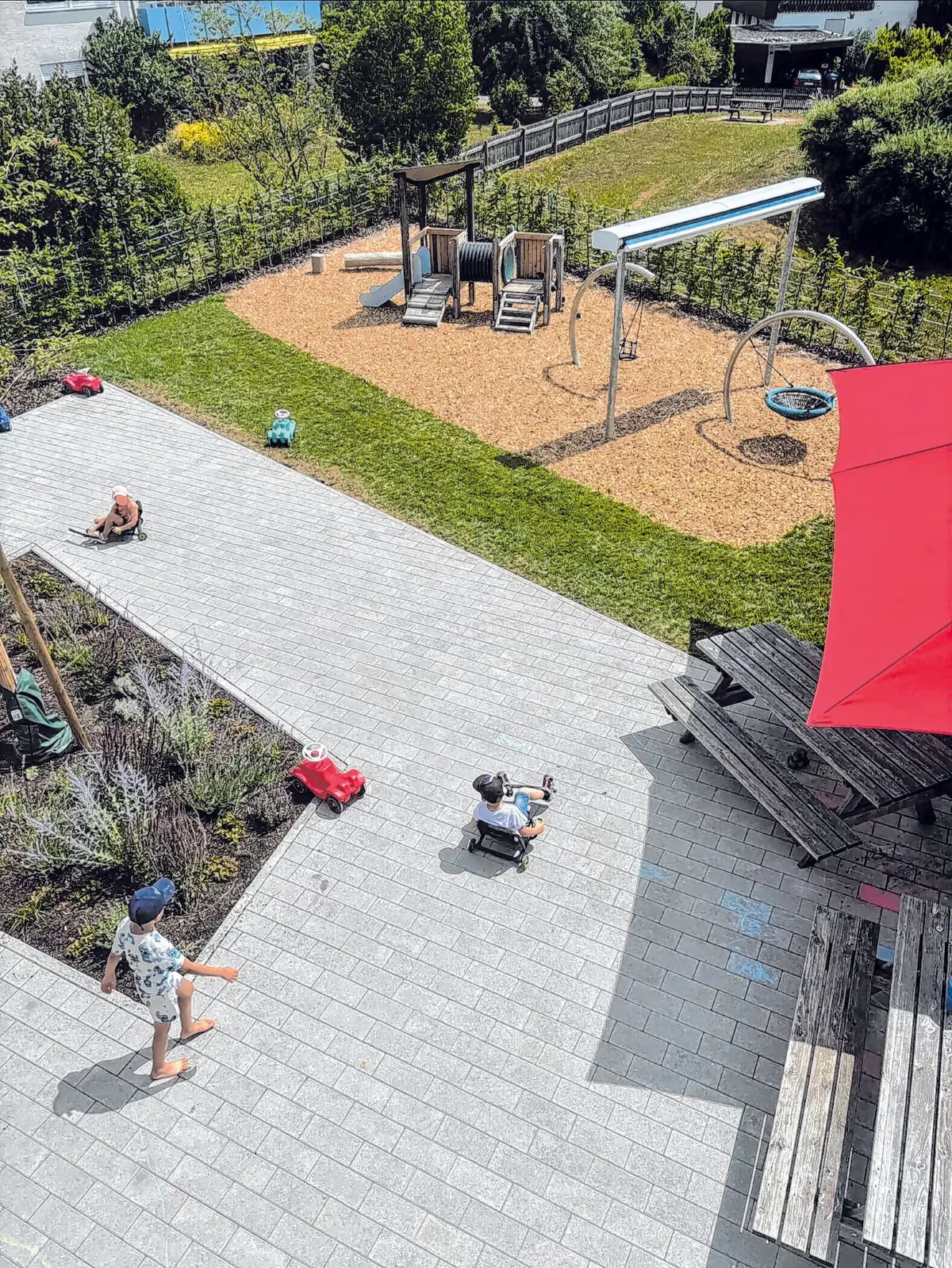 Mit der neuen Kindertagesstätte Endingen wurde ein modernes, funktionales und zugleich zukunftsorientiertes Gebäude geschaffen. Die Einrichtung bietet Kindern einen zeitgemäßen Ort zum Spielen, Lernen und Wachsen.