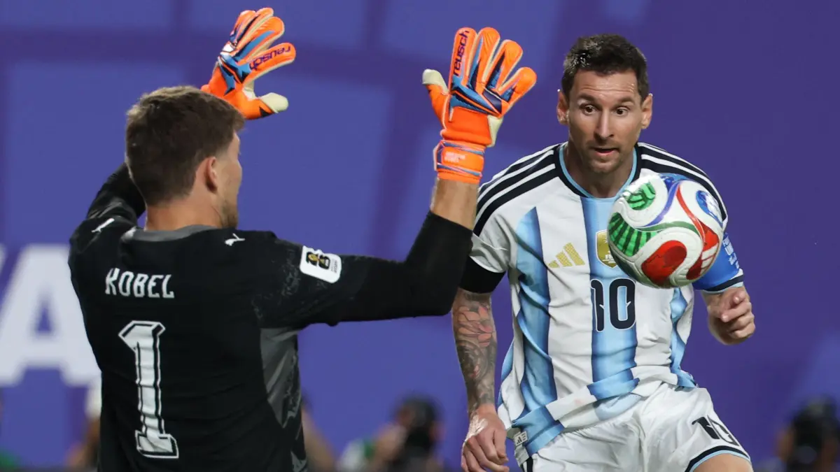 FBL-WC-2026-MATCH100-ARG-SUI: Switzerland's goalkeeper #01 Gregor Kobel defends as Argentina's forward #10 Lionel Messi controls the ball during the 2026 World Cup football tournament quarter-final match between Argentina and Switzerland at the Kansas City Stadium in Kansas City on July 11, 2026. (Photo by Odd ANDERSEN / AFP)