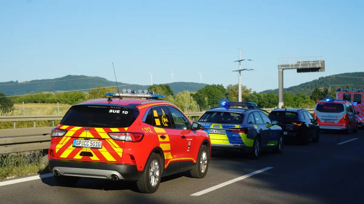 B10 Suessen: Toedlicher Motorradunfall auf der B10 - Vollsperrung: Bei einem schweren Verkehrsunfall auf der B10 bei Suessen ist am Sonntagabend gegen 18.30 Uhr ein Motorradfahrer toedlich verletzt worden.<br />
<br />
Nach ersten Informationen war der Lenker einer Aprilia auf der B10 in Fahrtrichtung Ulm unterwegs. Auf Hoehe von Suessen scherte ein Pkw von der mittleren auf die linke Fahrspur aus, um einem einfahrenden Fahrzeug das Einfaedeln zu ermoeglichen. Ob der Motorradfahrer das Fahrmanoever zu spaet bemerkte oder uebersah, ist derzeit noch unklar und Gegenstand der polizeilichen Ermittlungen.<br />
<br />
In der Folge kam es zur Kollision. Der Motorradfahrer prallte gegen die Leitplanke und verstarb noch an der Unfallstelle. Sein Motorrad schlitterte anschliessend rund 100 Meter ueber die Fahrbahn, bevor es zum Stillstand kam.<br />
<br />
Die Feuerwehr Suessen, der Rettungsdienst sowie die Polizei waren im Einsatz. Da Angehoerige den Unfall miterlebten und sich ebenfalls an der Unfallstelle befanden, wurden zudem Notfallseelsorger hinzugezogen.<br />
<br />
Die B10 ist fuer die Dauer der Unfallaufnahme vollstaendig gesperrt. Die Polizei hat die Ermittlungen zum genauen Unfallhergang aufgenommen.