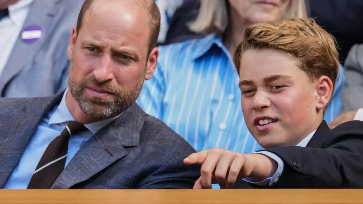 Wimbledon 2026: 12.07.2026, Großbritannien, London: Tennis: Grand Slam/ATP-Tour - Wimbledon, Einzel, Männer, Finale. Sinner (Italien) - Zverev (Deutschland). William, Prinz von Wales sitzt mit seinem Sohn Prinz George in der Royal Box. Foto: Dave Shopland/Invision/AP/dpa +++ dpa-Bildfunk +++
