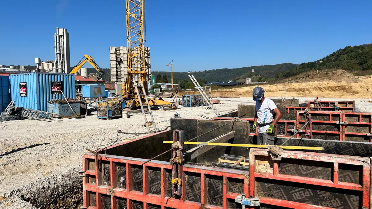 Schwere Arbeit bei Hitze und Frost: ein Arbeiter auf einer Baustelle in Schelklingen (Archivbild). Keiner hält die Arbeit bis 67 durch, sagt die Gewerkschaft IG Bau.