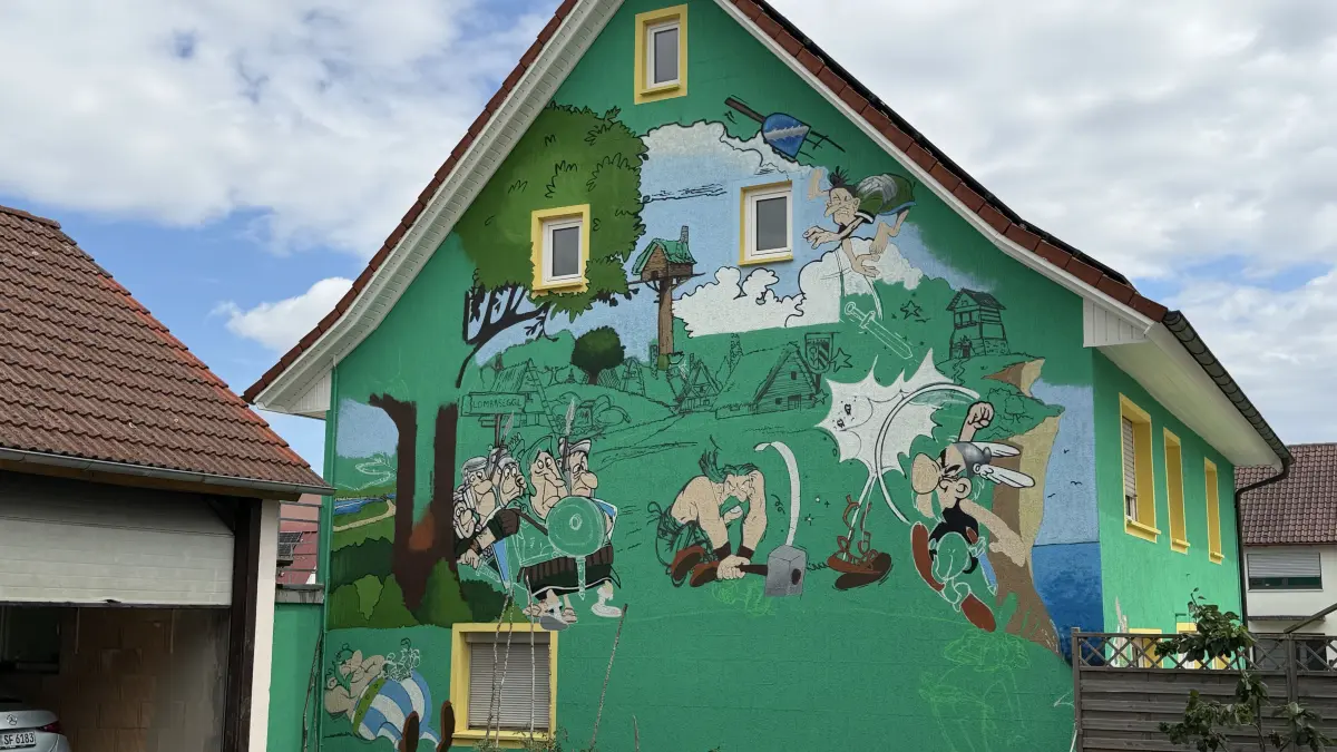 Schön bunt: die mit Comicmotiven bemalte Hauswand in Hausen.