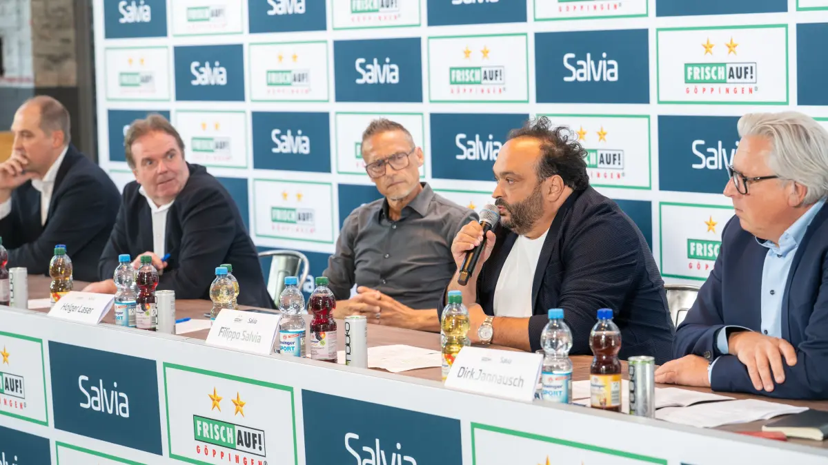 Handball: Überraschungs-Pressekonferenz von Frisch Auf, Seewiesenstraße 10, Eislingen Kesselhaus (Buntweberei) v. li. Peter Kühnle, Gerd Hofele, Holger Laser, Filippo Salvia, Dirk Jannausch